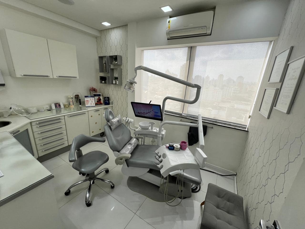 sala de atendimento odontológico moderna com cadeira equipada em clínica no Ipiranga São Paulo