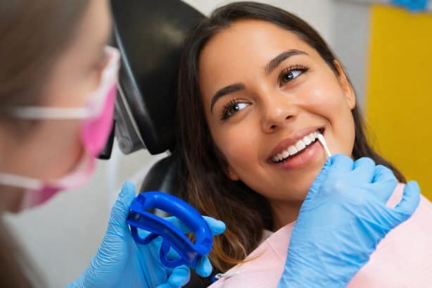 aplicação de lente dental em vários dentes superiores para harmonização do sorriso