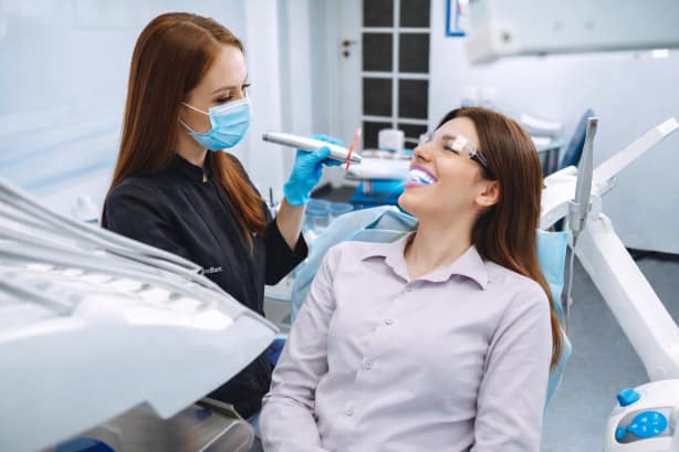 aplicação de clareamento dentário realizada por dentista no Ipiranga em São Paulo para dentes mais brancos e sorriso harmonioso